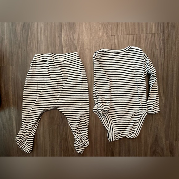 Old Navy Black and White Striped Baby Matching Set size 0-3M - Picture 2 of 5